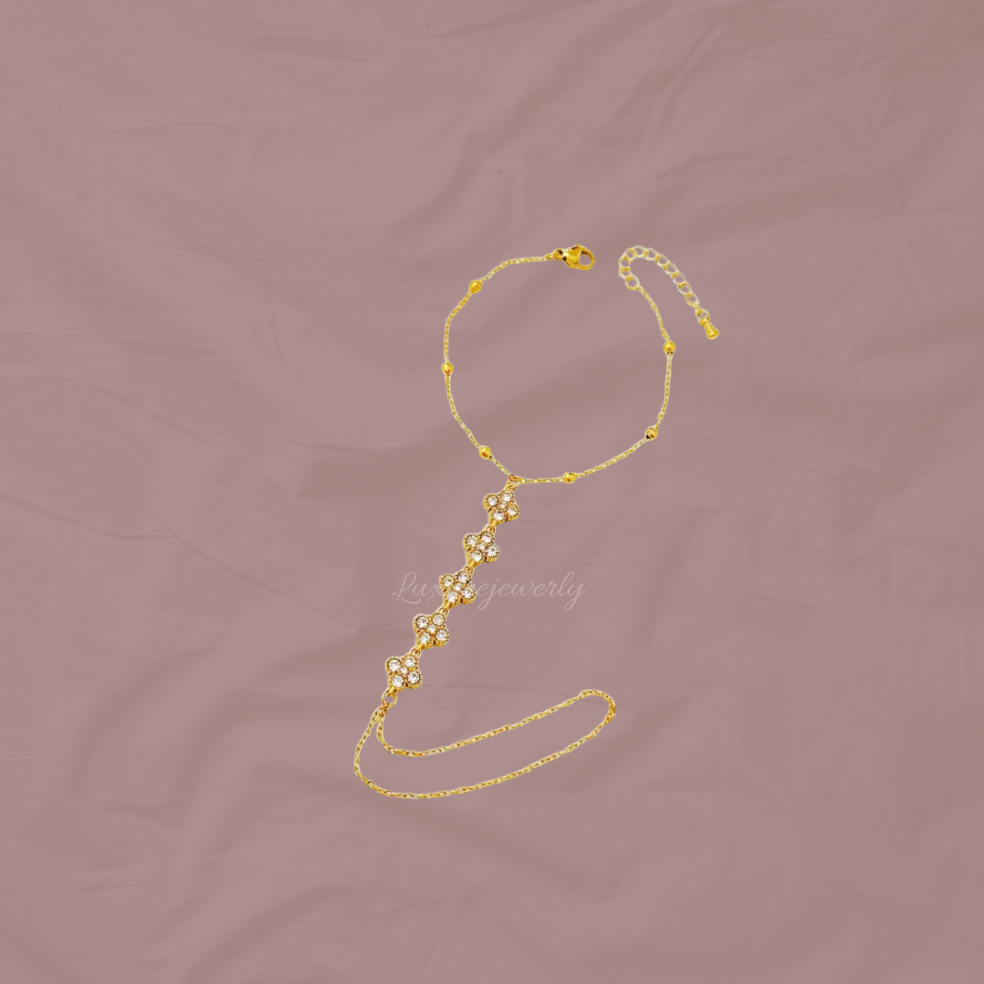 Hand chain clover