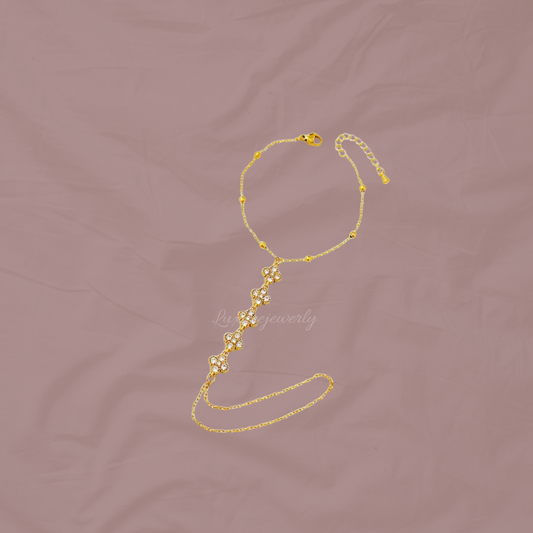 Hand chain clover